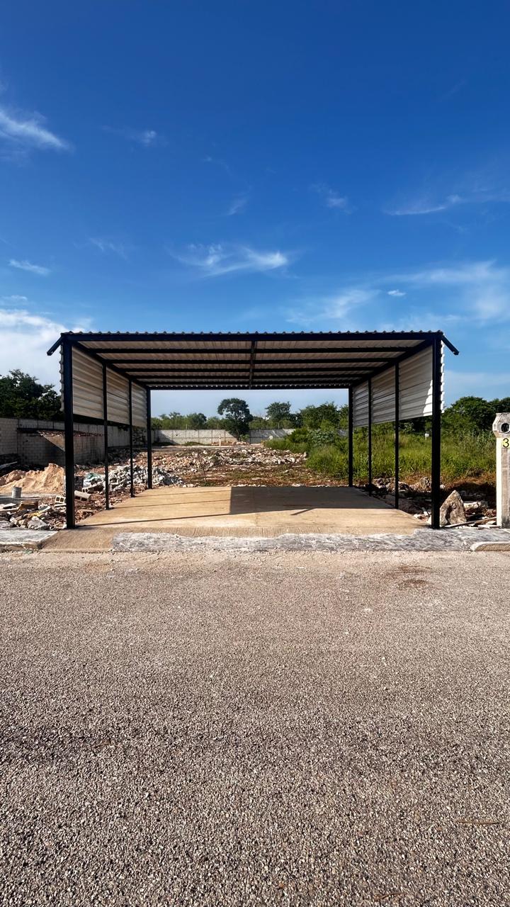 Portón metálico moderno fabricado por Herrería Balam