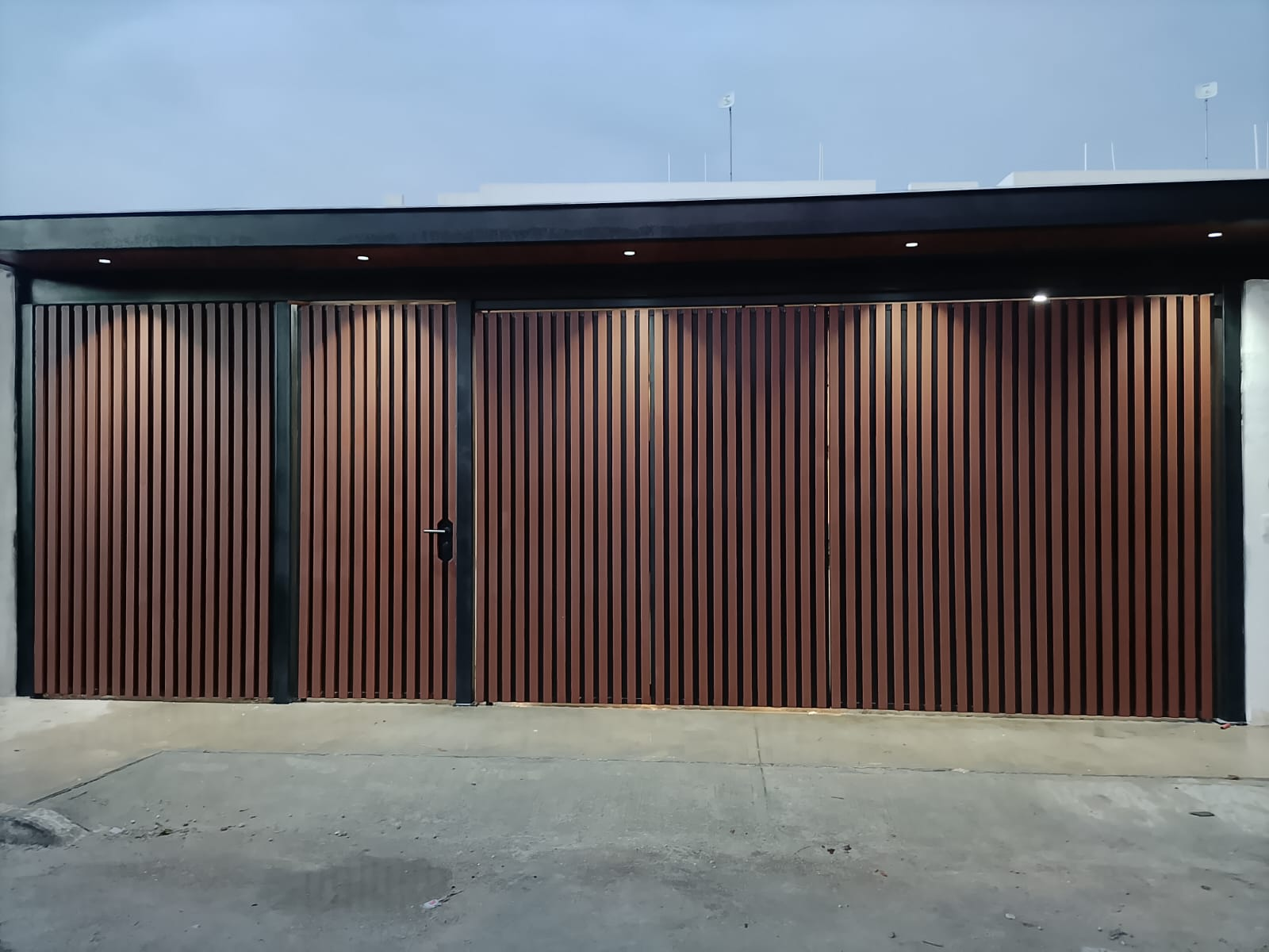 Portón fabricado por Herrería Balam